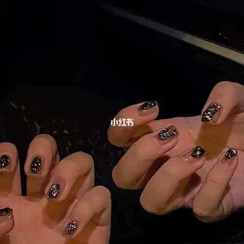 美甲像极了我这个灰暗的假期0061这次做的是不规则立体滴胶,黑色