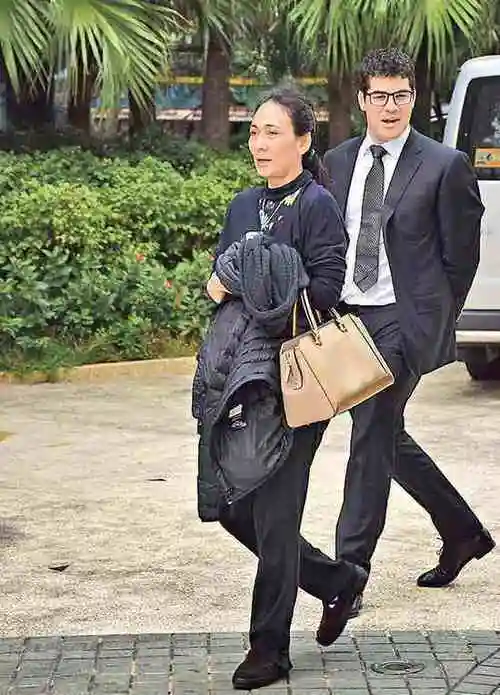 何超贤输掉争产官司,当年她为何不加入家族企业,反而要去外国?