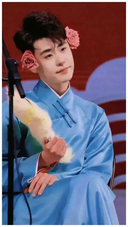 张云雷穿大褂散发稳重气质深得我心