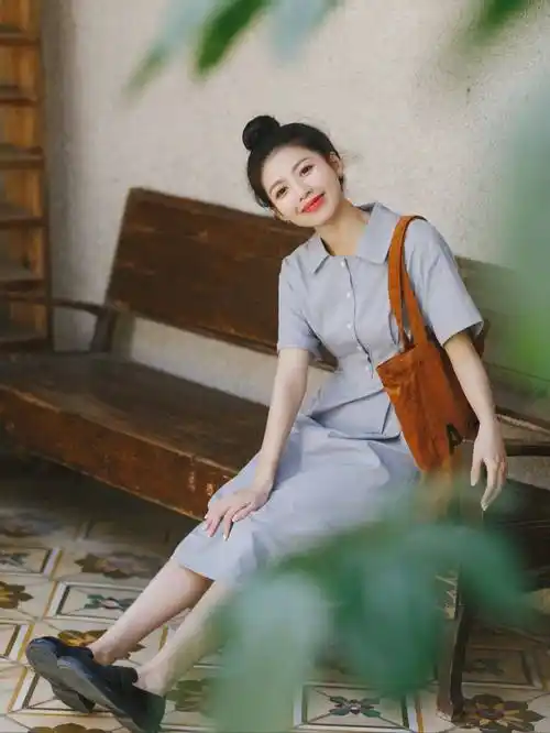 俏皮减龄装:小姐姐高扎丸子头,带着甜美的笑容,美如初恋女友!