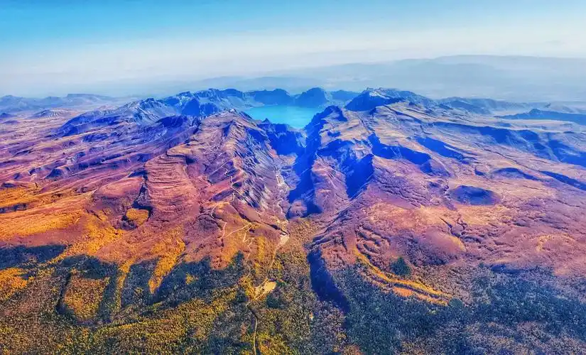 长白山脉位于吉林省东南部,是鸭绿江,松花江和图们江的发源地.