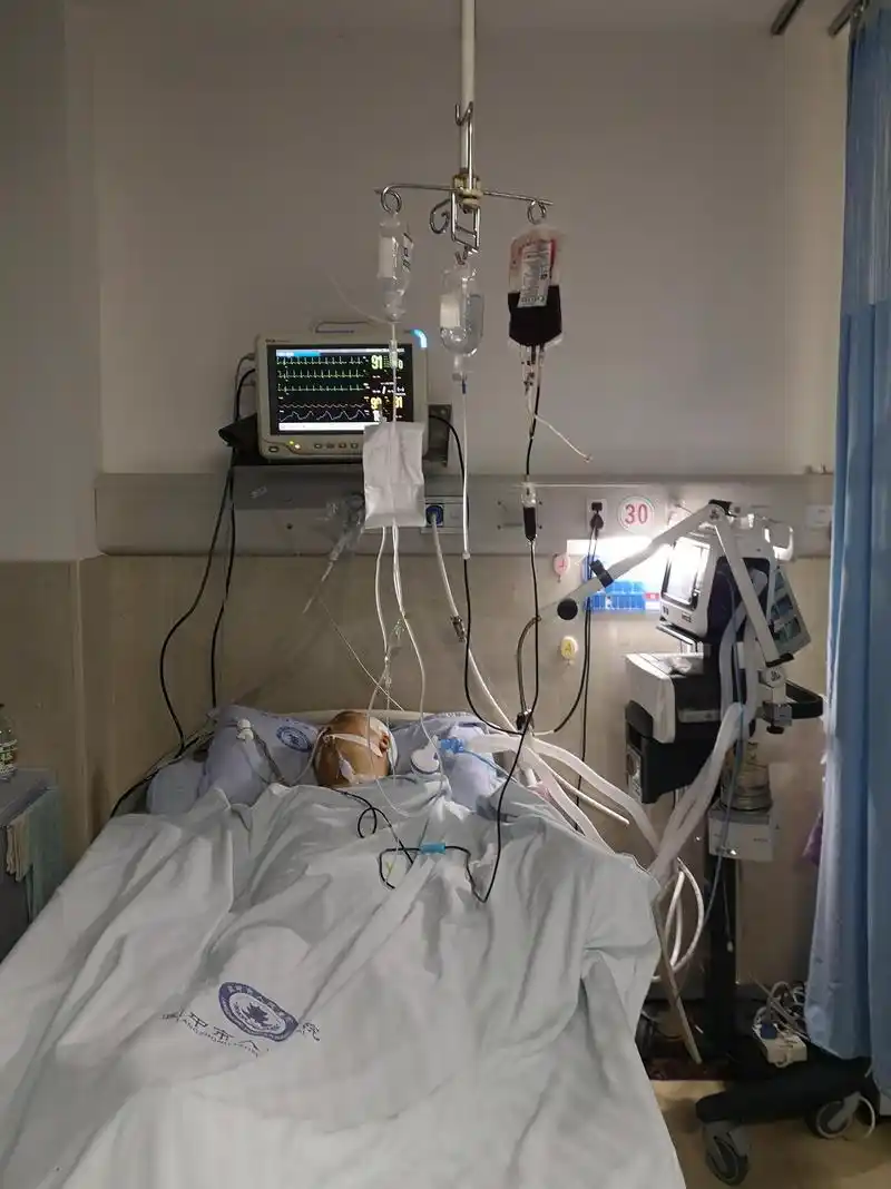 杨松的岳母突发脑溢血送至市人民医院进行抢救,至今仍未苏醒,躺在病床