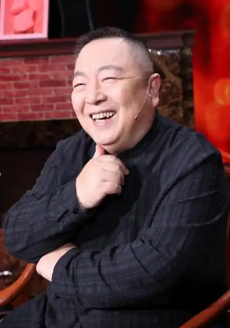 65岁主持人董浩叔叔近照,鬓角花白穿着朴素,发福胖到认不出