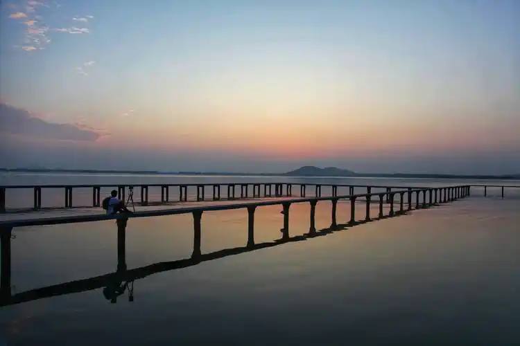 武大凌波门日出