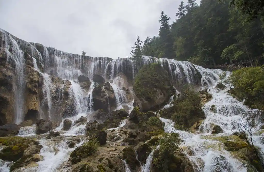 四川阿坝九寨沟县九寨沟珍珠滩瀑布风光