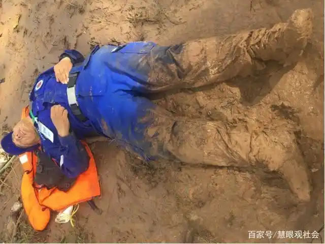 累倒在泥窝里睡着的黄河捞尸人:给遇难者最后一点尊严!