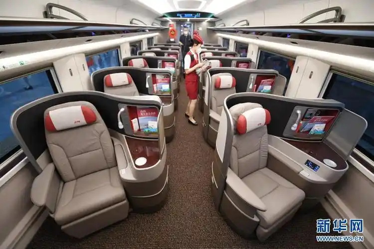 6月25日,复兴号智能动车组g5次列车的商务客室