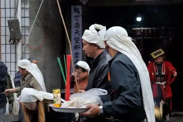 老母亲去世,儿子请来几十辆豪车送葬,父亲却砸车和他断绝关系