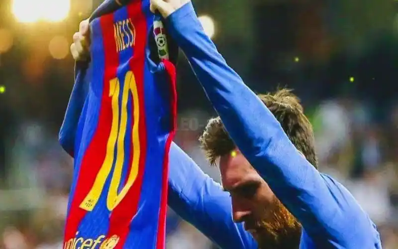 6年前的今天,梅西绝杀伯纳乌球场晒球衣的画面