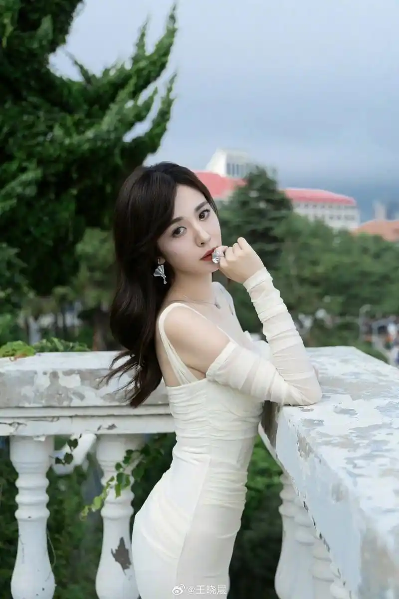 王晓晨海边随拍,美得像画中人～ #热点引擎计划# #王晓晨