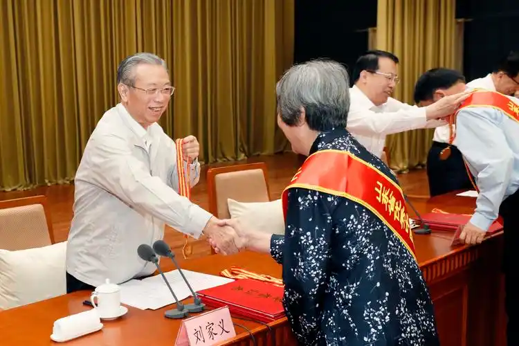 即发集团陈玉兰董事长颁奖