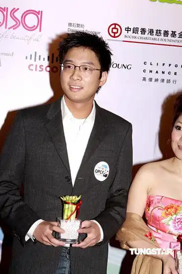 图文:霍震霆携子出席晚宴-霍启山