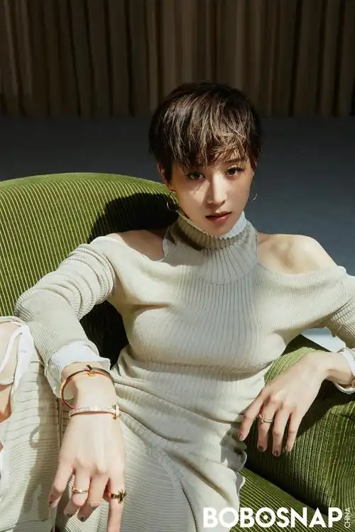 张钧甯解锁夏日轻熟穿搭 封面大片展现精致锁骨线条