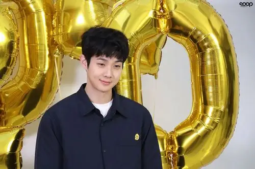 崔宇植甜蜜暖男高清大片曝光 《寄生虫》中颜值演技双在线--韩国频道