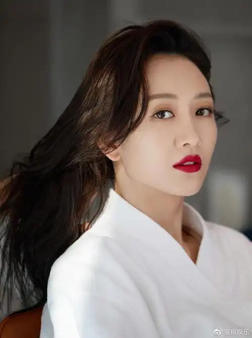 王鸥夏至红唇光影写真这也太美了吧