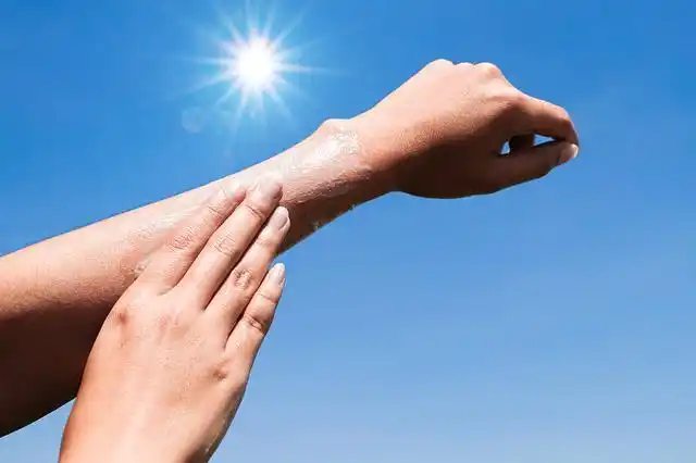 等其褪去太阳镜,防晒帽,防晒衣和防晒口罩后,医生方才看到该女士的