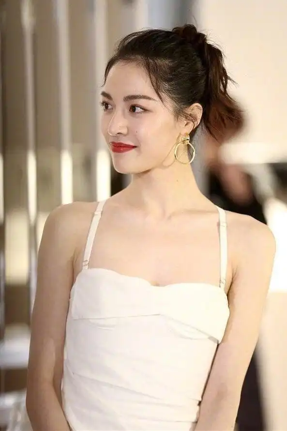 其实"直角肩"不是单指锁骨头与肩膀呈现出直角,而是斜方肌到肩膀平整