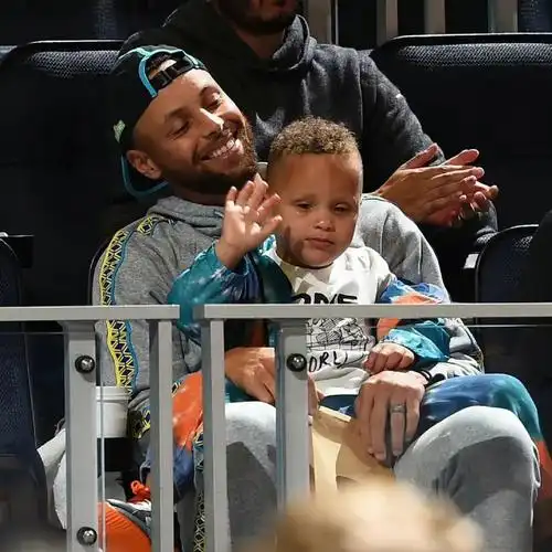 库里带着肉侬观看夏季联赛