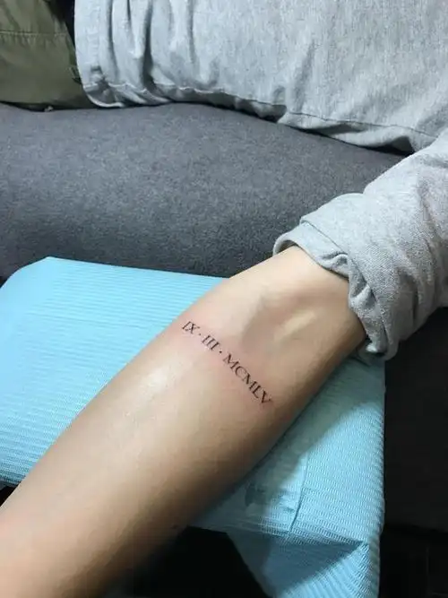 男生手臂黑色简单个性线条罗马数字纹身图案