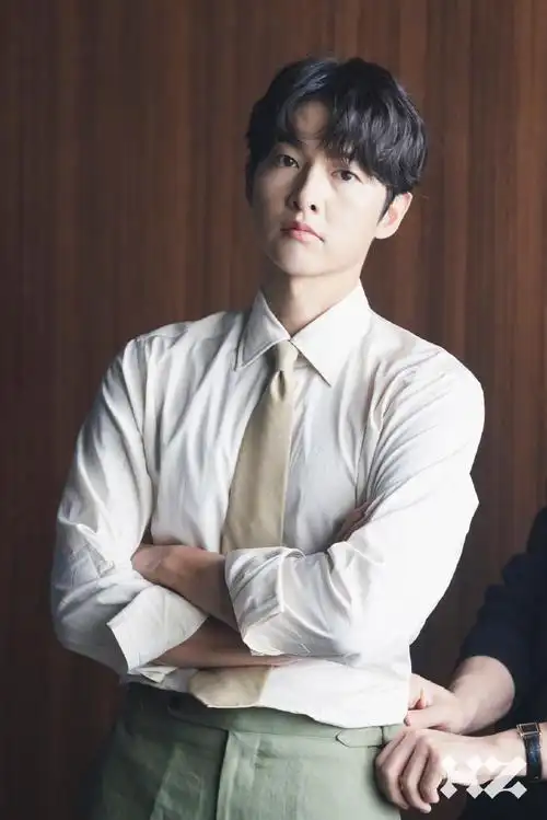 宋仲基超话【图片分享】经纪公司更新一组宋仲基迷惑人心的帅照(图片