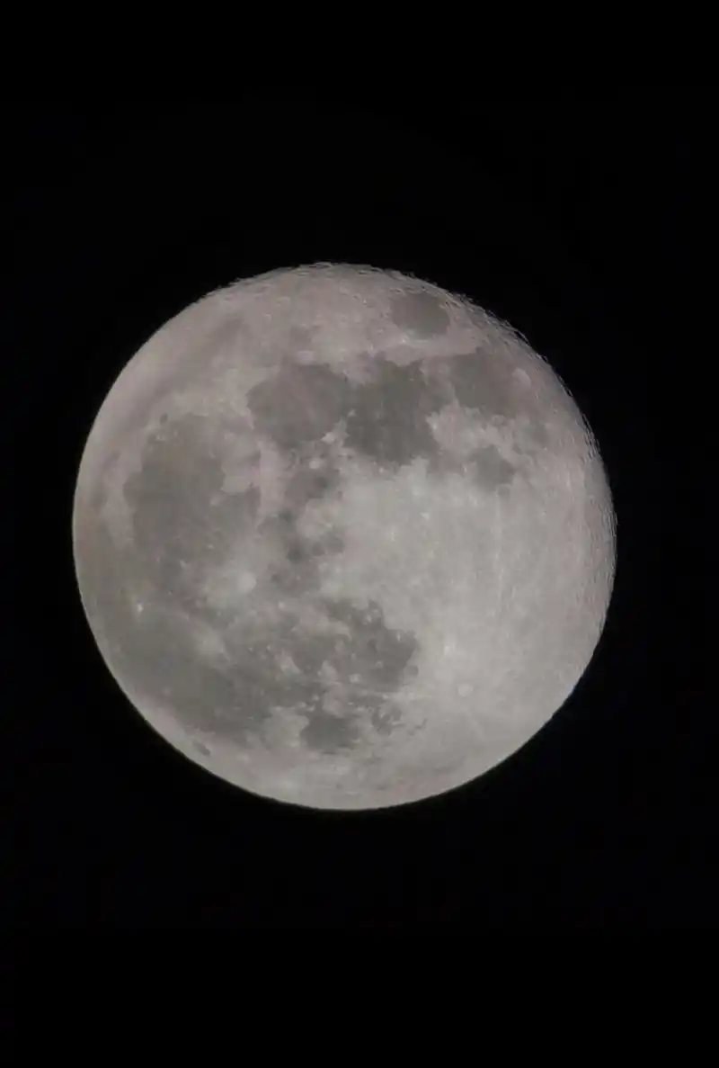 我拍了拍月亮# 手机实拍月亮,它的表面细节你知道是什么样的吗?