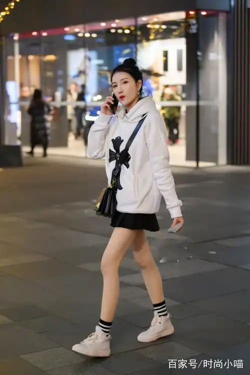 街拍;连帽卫衣搭配小短裙,秀出青春活力范,尽显淑女的柔美