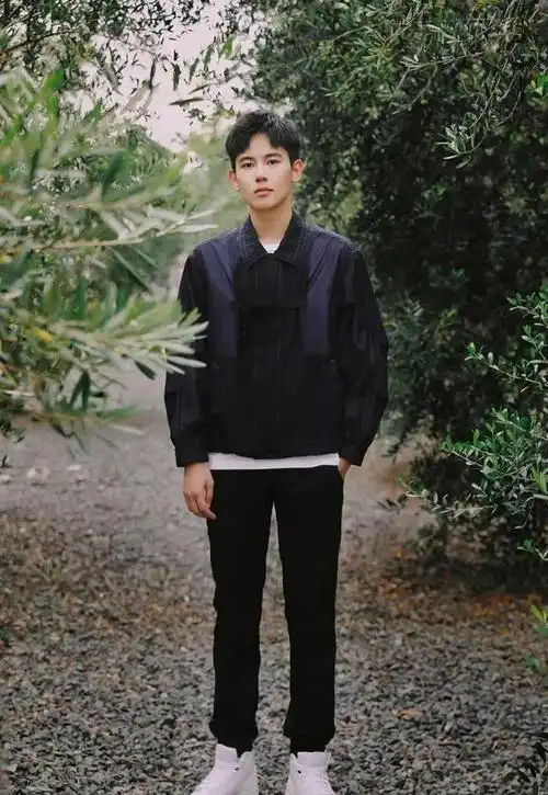 秦岚|胡先煦|刘昊然|张子枫|女明星|gigi|迪丽热巴_网易订阅