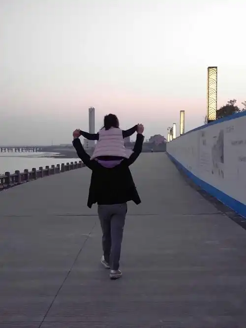 童年的幸福,莫过于骑在爸爸温暖而宽厚肩膀上,肆无忌惮的让爸爸朝东往