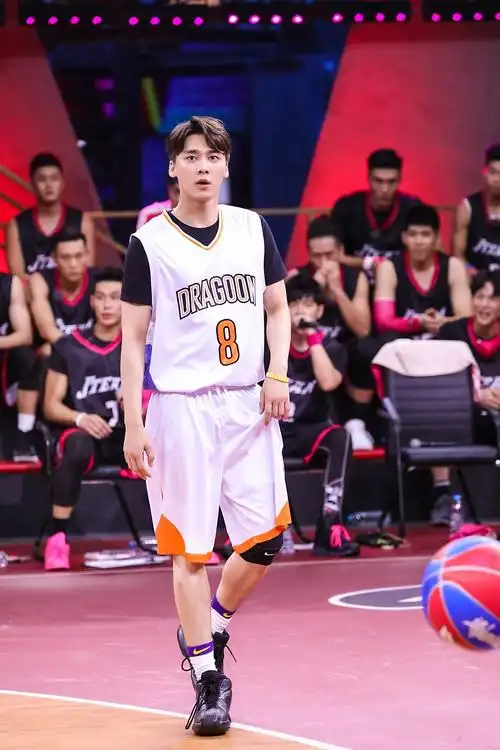 李易峰《灌篮》暖心助力龙骑士 上场打球引期待