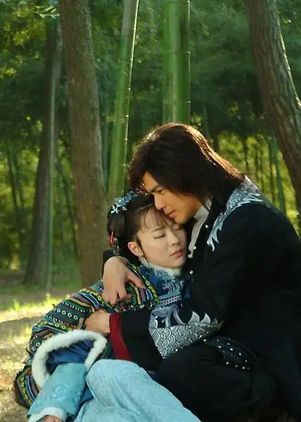 霍思燕和钟汉良在《玫瑰江湖》中的缠绵剧照