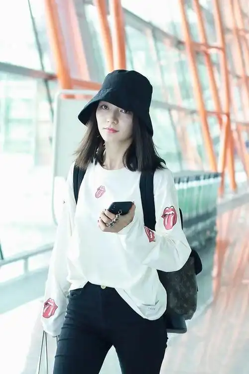 代斯休闲打扮现身机场白色卫衣配黑色紧身裤网友长腿耐看