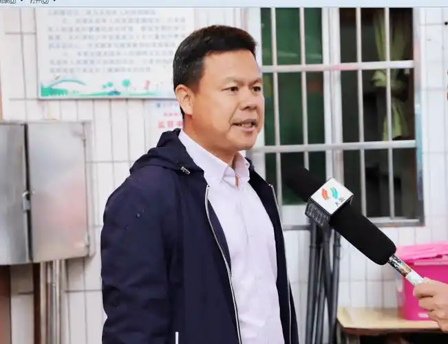 白沙小学曾祥勇校长接受采访双喜临门,喜封金顶.