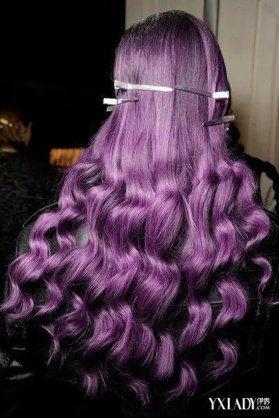 给爱美的潮男靓女们带来了潮流,以下分享一下暗紫色怎么染