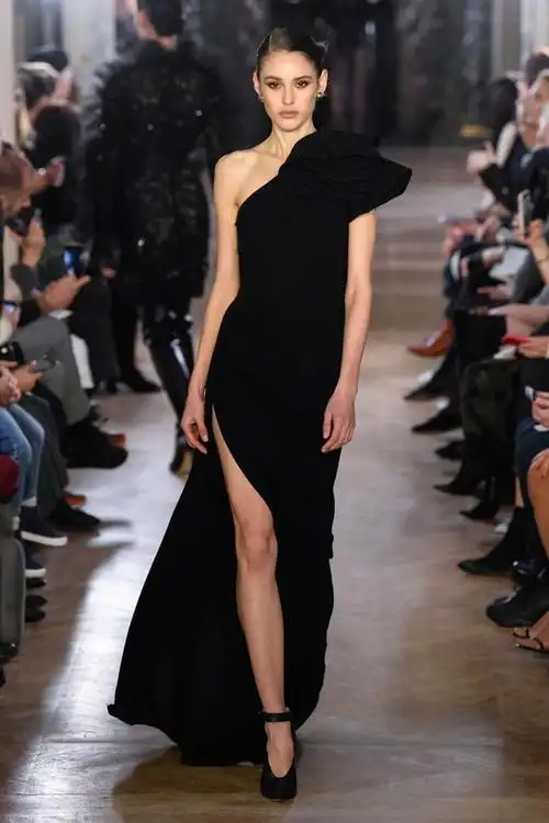 香奈儿服装,香奈儿服装官网旗舰店(可可·香奈儿的小黑裙诠释法式优雅