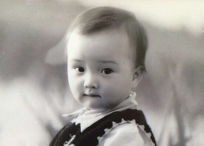 甜馨的眼睛和鼻子的部分和李小璐小时候一模一样,而嘴巴应该是遗传了