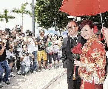 商天娥与老公拍结婚照(组图)