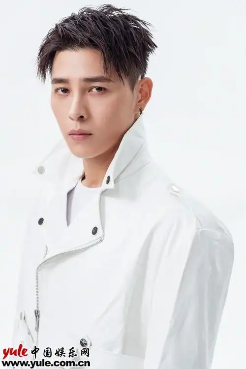 洪尧最新写真曝光 "最帅门客"秒变玩酷boy