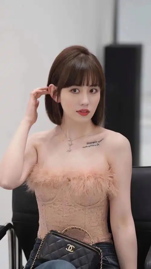 今天来一款齐刘海齐肩的发型吧