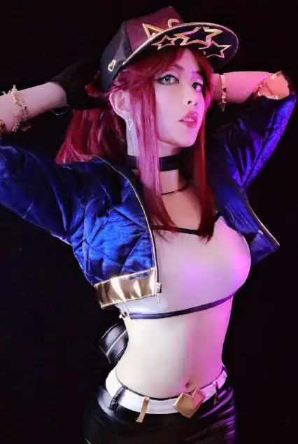 不输腐团儿,fofo酱cos超高还原度让人佩服,代表作更是faker最爱