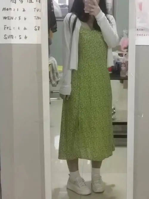 随意调节高度,调高点可以遮一下副ru诶,后面有松紧,侧面有拉链,裙子下