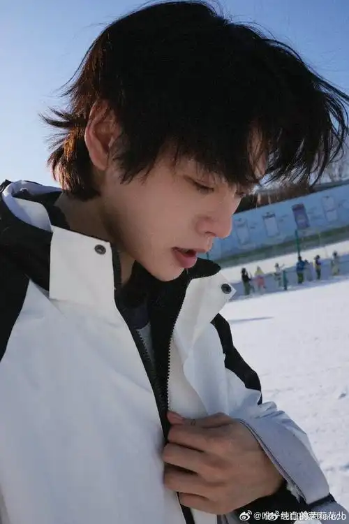 肖宇梁滑雪随拍