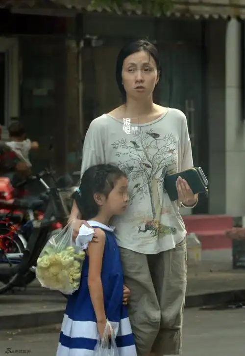 徐峥女儿近照,小眼单眼皮又黄有瘦,和妈妈陶虹比差远了