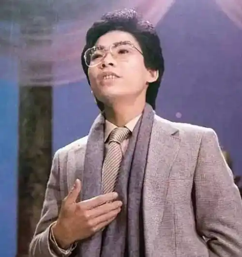 原创歌手张明敏春晚唱我的中国心出名卖车房筹钱支持亚运会