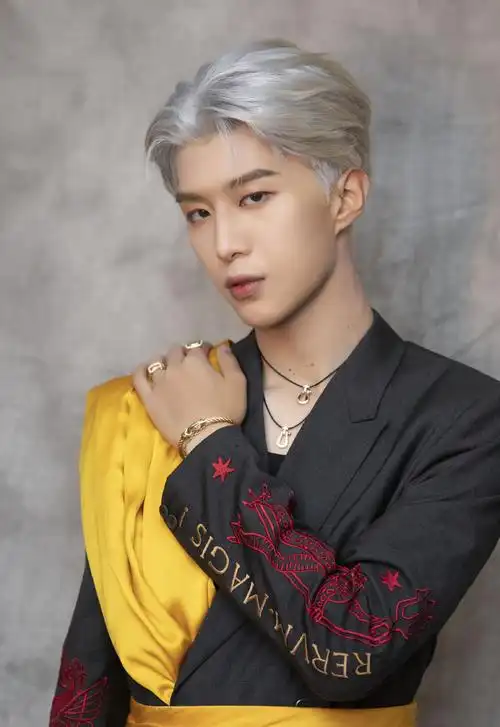 范丞丞豹纹大衣帅气写真图片99