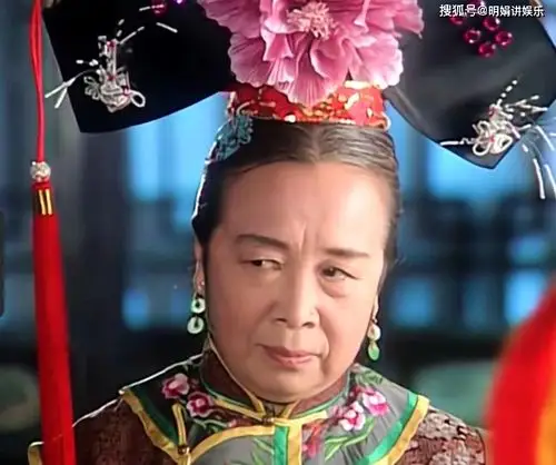 还珠:容嬷嬷教小燕子学规矩,明明没有破绽为何还遭到反抗_还珠格格