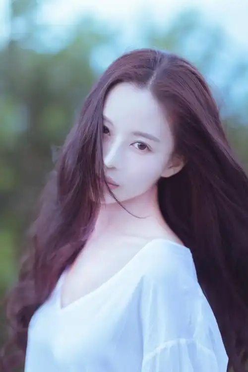 唯美少女飘逸长发靓丽可人写真图片