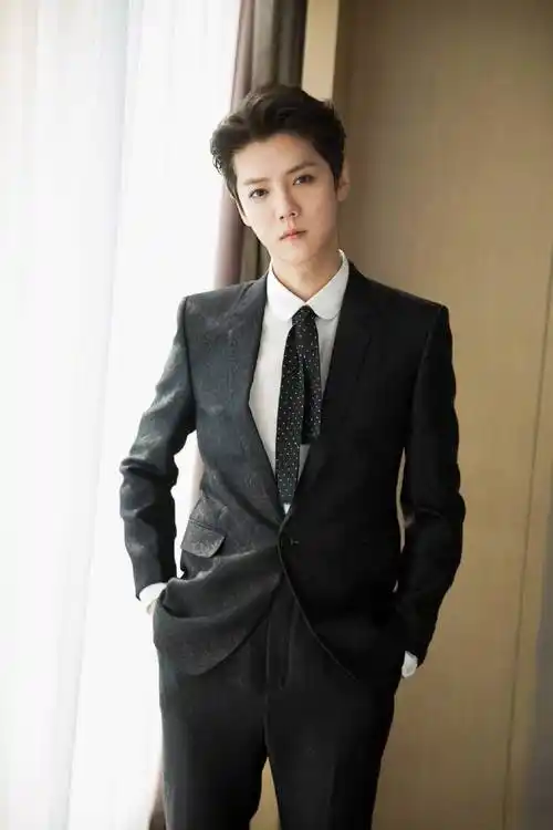 不中分尝试背头的鹿晗看上去似乎更加帅气了,五官也是立体又迷人,插袋