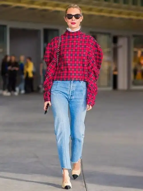 最近火了一种撞色穿搭叫红色配蓝色给足你优雅与时髦