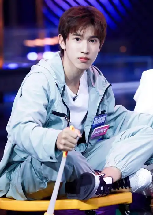 如:《三生三世十里桃花》里的单纯白衣少年元贞,《我们的少年时代》里