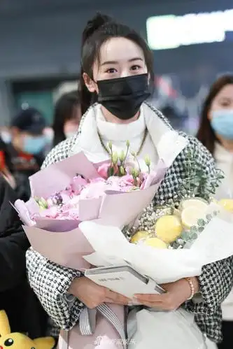 组图:袁冰妍高马尾青春有活力 一路歪头玩手机变网瘾少女